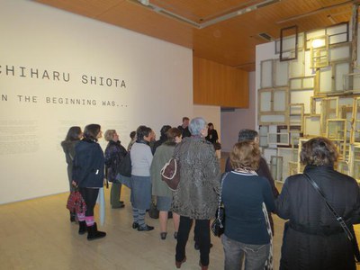 Visita organitzada en el marc del programa Activa't al Casal a l'exposició de Chiharu Shiota.