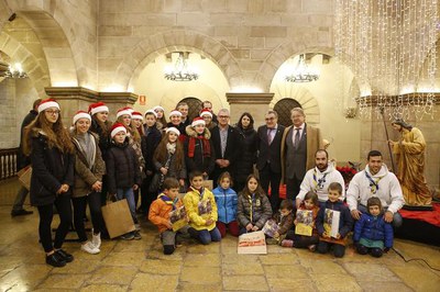 L'Agrupament Escolta i Guia Lo Manaix ha portat la Llum de la Pau a la Paeria i la coral de l’Associació Cultural Romanesa “Miorita” ha cantant canço….