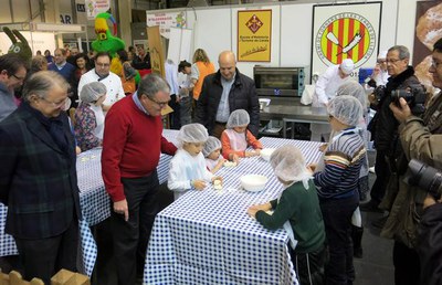 Els nens i nenes han après a fer un panet al taller del Gremi de Forners.