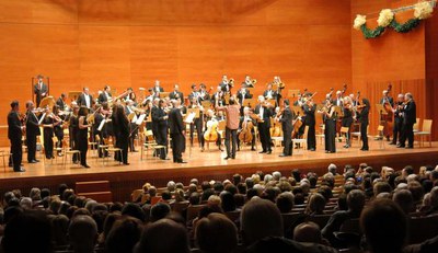 Director i orquestra van començar el concert interpretant la primera peça musical de peu.
