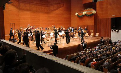 Gilles Apap va rebre els músics sol damunt l'escenari per començar el concert.