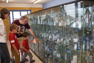 Aquestes festes de Nadal es pot visitar la col·lecció d'ampolles d'aigua i observar la gran riquesa i diversitat de l’aigua al planeta (imatge d'arxi….