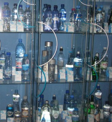 La col·lecció d’ampolles del Museu de l’Aigua ha arribat aquest desembre a les 2.000 ampolles procedents d’arreu del món.