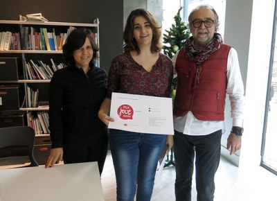 El tinent d'alcalde Xavier Rodamilans amb la guanyadora del concurs de disseny del Pla Local de Joventut 2016-2020.