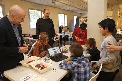 Montse Mínguez i Rafael Peris han visitat els participants del casal de nadal Ski Robòtic al Parc Científic.