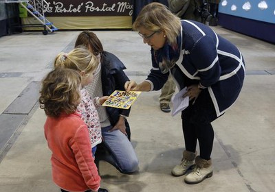 La tinent d'alcalde Montse Parra mostra el flyer que s'ha editat amb el recorregur de la Cavalcada, de les vistes del Camarlent i que inclou un joc i….