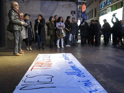 Els regidors de la Paeria que han participat en la concentració, just abans del seu inici. (esquerra de la imatge).