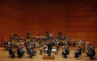 La Banda Simfònica Unió Musical de Lleida i la companyia Teatredetics d’Agramunt, en el concert solidari que han fet avui a l'Auditori.