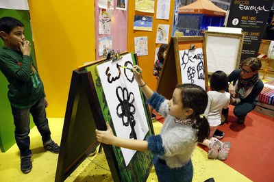 Montse Mínguez, amb els infants de Cucalòcum, aquesta tarda.