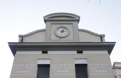 Una altra perspectiva del rellotge de l'Escorxador..