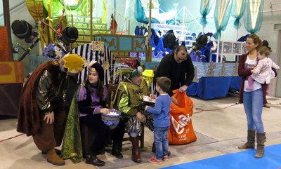 El Gran Camarlenc també va recollir ahir cartes al Cucalòcum a l'espai dedicat a les carrosses reials.