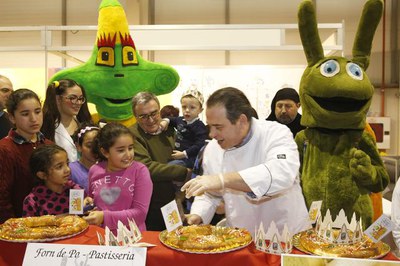 El Gremi de Forners va repartir tortell de reis entre els visitants.