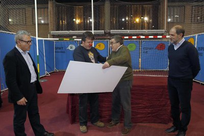 L'alcalde, Àngel ros, ha lliurat el taló amb la recaptació del Gol Solidari a Pallassos sense Fronteres.