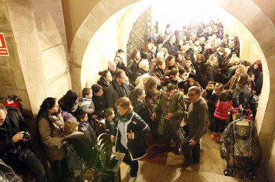 El missatger reial es va traslladar des del pati fins al Saló de Sessions pel mig d'una munió de nens i nenes.