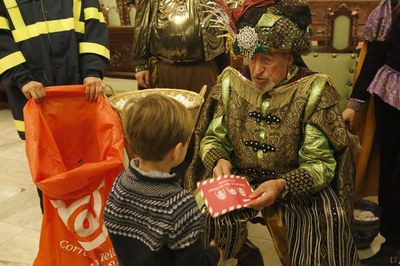 Els menuts van fer cues al Saló de Sessions de la Paeria per poder lliurar les seves cartes.
