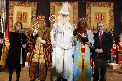 L'alcalde de Lleida ha lliurat a Ses Majestats les claus màgiques que obren totes les cases de la ciutat.