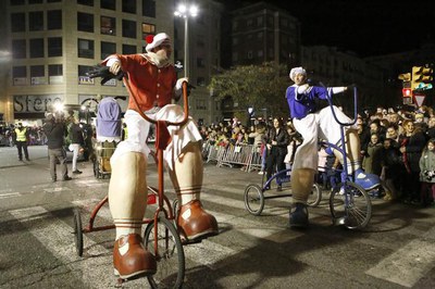 Milers de nens i nenes han gaudit de la cavalcada, que ha estat animada per multitud de grups de música i animació.