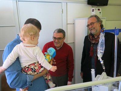 El repartiment de regals entre els nens de la planta de Pediatria el Dia de Reis ja és una tradició.