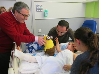 Els menuts van rebre contents el lot de regals que van deixar anit els Reis a la Paeria.