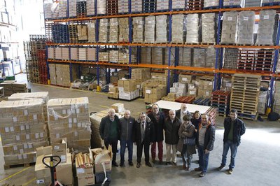 L'alcalde, el tinent d'alcalde Xavier Rodamilans, el president del Banc dels Aliments Joan Saura, juntament amb treballadors i voluntaris de l'entita….