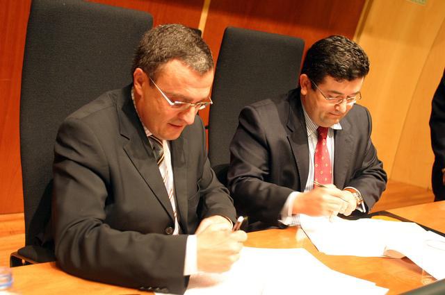 Àngel Ros i el delegat de la Ciaxa, Joan Ramon Fuertes, signant els convenis