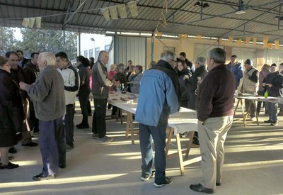 Esmorzar per agafar forces per continuar amb la tirada de bitlles entre les partides de l'Horta.