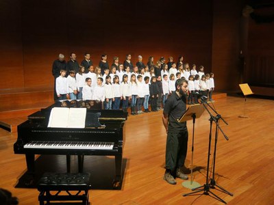 La cantata de les corals ha posat el punt final a l'acte de cloenda del Cicle de Nadal.