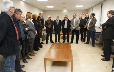 L’equipament, amb una superfície aproximada de 125 m2, disposa d’una sala de vetlla per la família, una sala pel difunt, vestíbul i serveis.