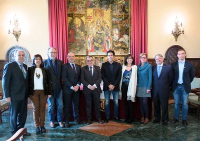 A l'acte de signatura del conveni han assistit també diversos regidors i els pares de l'esportista.