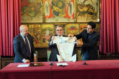 Carlos Pigem ha regalat a la ciutat de Lleida una samarreta dedicada amb motiu de l'acte d'aquest matí.