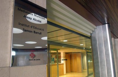 L’Ajuntament de Lleida ofereix aquest espai gratuït per a l'ús d'ordinadors amb connexió d'Internet segura per a totes les edats.