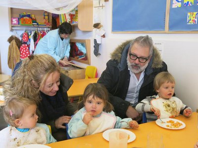 Fèlix Larrosa també ha visitat l'Escola Bressol Municipal de Raimat.