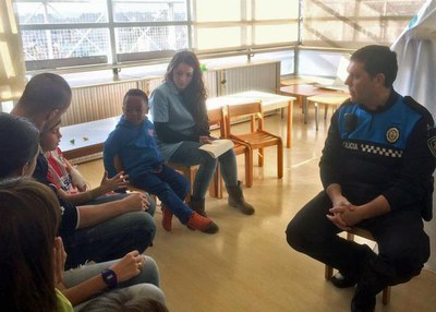 L'activitat d'educació viària de la Guàrdia Urbana a l'Aula Hospitalària de l'Arnau pretén acostar la seguretat viària als infants ingressats i a les….