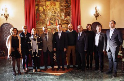 El paer en cap, Àngel Ros, acompanyat dels regidors de la Corporació Municipal, amb els representants del Lleida Esportiu.