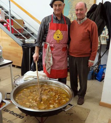 El president del Centre Galego, José Terceiro, i el cuiner que va preparar l'àpat.