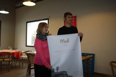 La tinent d'alcalde i regidora de les Polítiques a favor de la Creativitat, la Cultura, l’Educació i els Esports, Montse Parra, i el director del fes….