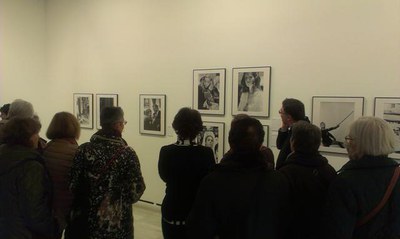 El Casal de la Dona visita l’exposició dedicada a Joana Biarnés, pionera del fotoperiodisme professional.