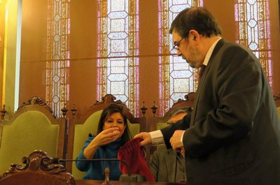 La regidora Dolors López, donant-li al secretari general de la Corporació una altra de les boles del sorteig.