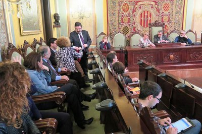 La regidora M. Carme Culleré també ha extret una de les boles del sorteig.