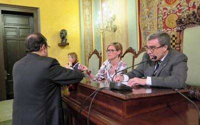 La tinent d'alcalde Montse Mínguez ha tret una de les boles del sorteig que s'ha fet per a la formació de les meses electorals agràries.