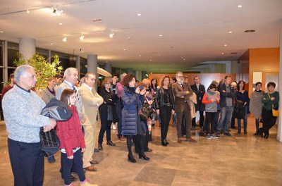 Fèlix Larrosa i Marta Gispert, en la inauguració del mural de Victor Pallarés a la seu de la COAC Lleida.