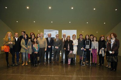 Les autoritats locals amb familiars del compositor i pianista Enric Granados, en l'inici de l'Any Granados.