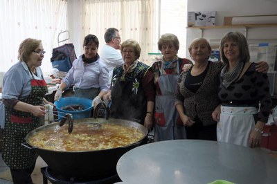 Un grup de sòcies van preparar el 'cocido', a base de cigrons i botifarra.