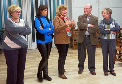 La regidora Sara Mestres ha inaugurat l'exposició de manualitats de la Vocalia de Dones.