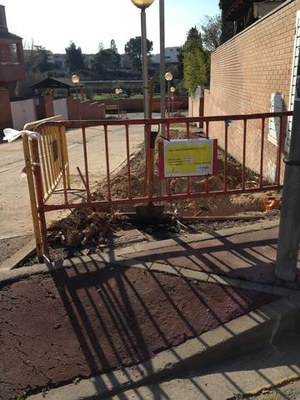 L’actuació consisteix en l’arranjament de les voreres, que s’havien fet malbé atès el creixement de les arrels dels arbres.