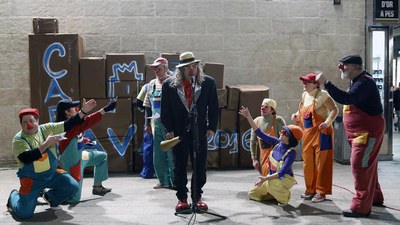 La Unió de Teatreros Lleidatans, a la plaça de la Paeria, amb l’espectacle “Deconstrucció del programa del Carnaval".