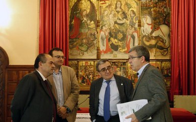 El paer en cap, Àngel Ros, amb J.A. Serrano, organitzador del Saló de Turismde Muntanya, Paco Boya, president de l'Associació de Municipis de Muntany….