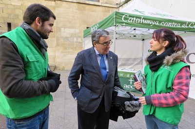 Avui se celebra arreu el Dia Mundial del Càncer i a Lleida s'ha instal·lat una carpa informativa a la plaça de la Paeria. L'alcalde, amb els voluntar….