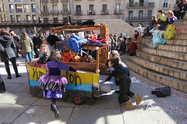 Els menuts han gaudit del Carnaval a la plaça de Sant Joan jugant amb els llits participants en la cursa