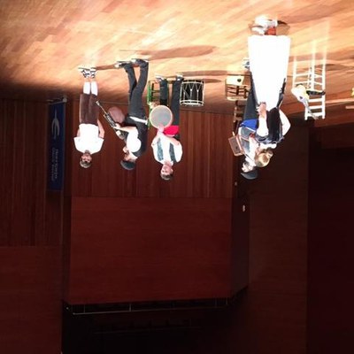 Nens i nenes de 1r de primària han fet un viatge al passat per descobrir instruments i danses que formen part de la nostra història.